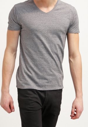 Graues, kurzärmliges V-Ausschnitt-T-Shirt aus weichem Stoff, körpernaher Schnitt, mit dezenter Textur und ohne sichtbare Muster oder Akzente.