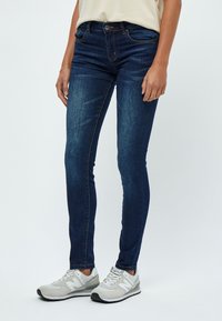 Desires LOLA MIDWAIST - Pieguloša piegriezuma džinsi - mid blue denim