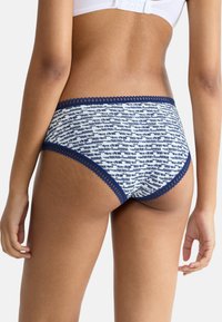 Blauwe en witte gestreepte katoen boxers met een contrasterende marineblauwe rand en een gegolfde rand. Kenmerkt zich door een klassieke pasvorm en een gladde textuur.