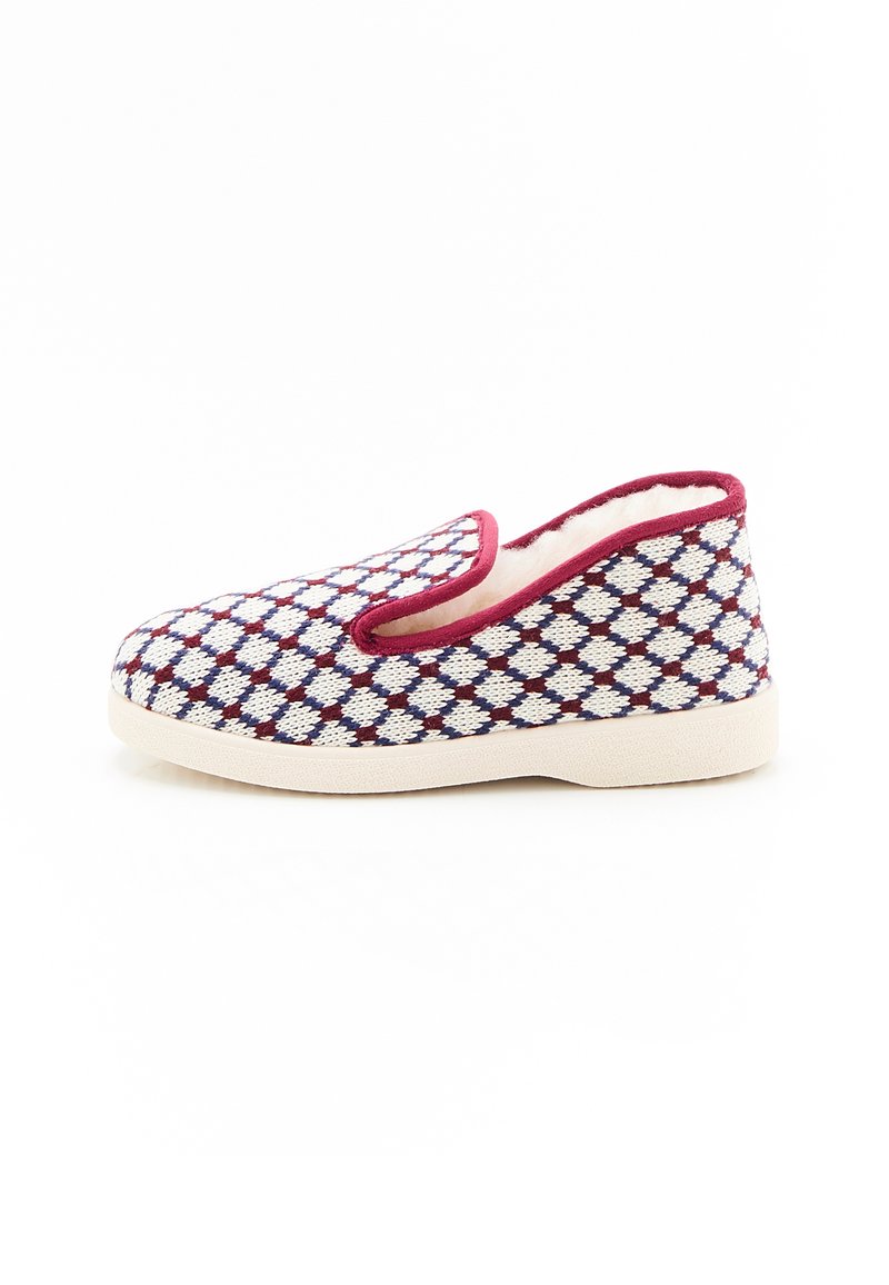 Instap schoenen met een gevlochten textiel bovenkant in wit en marineblauw, voorzien van een bordeauxrode afwerking. Ze hebben een zachte binnenkant en een lichte zool.