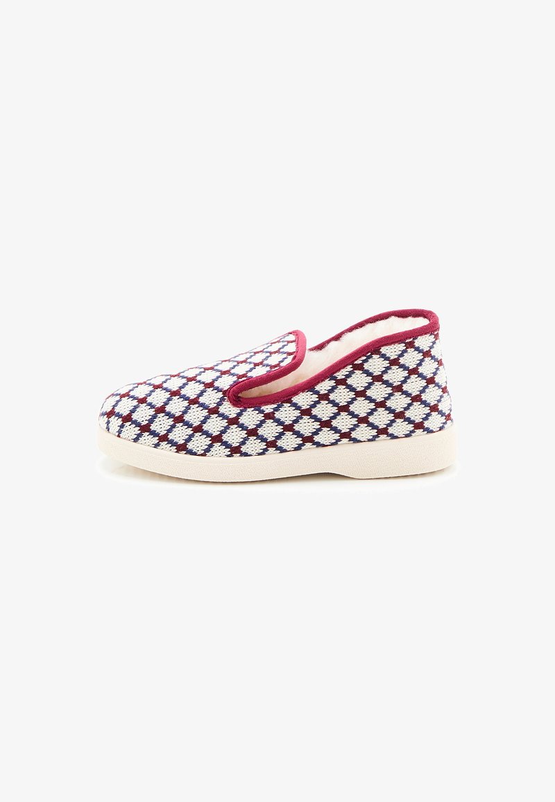 Scarpe slip-on con tomaia in tessuto decorato bianco e blu navy, accentuate da rifiniture bordeaux, dotate di un interno morbido e una suola leggera.