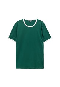Camiseta de algodón verde con un cuello redondo blanco y bordes de manga a juego. Presenta un ajuste clásico y una textura suave. Diseño sencillo.