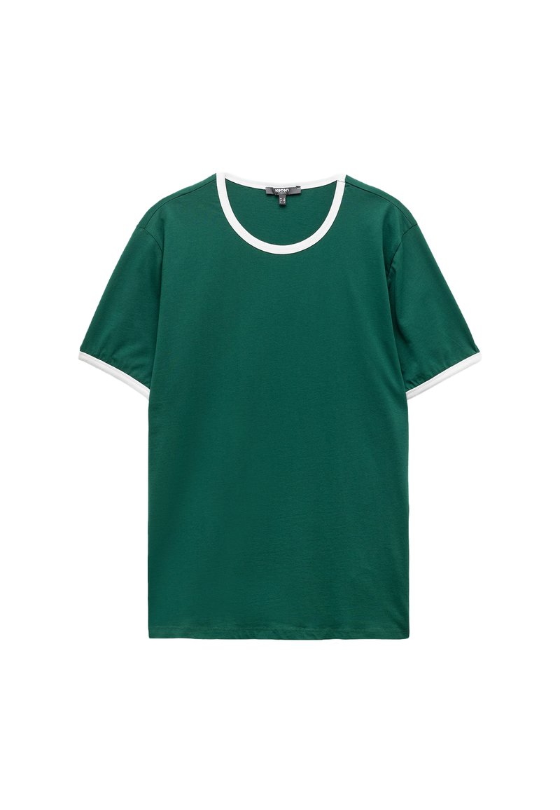 Camiseta de algodón verde con un cuello redondo blanco y bordes de manga a juego. Presenta un ajuste clásico y una textura suave. Diseño sencillo.