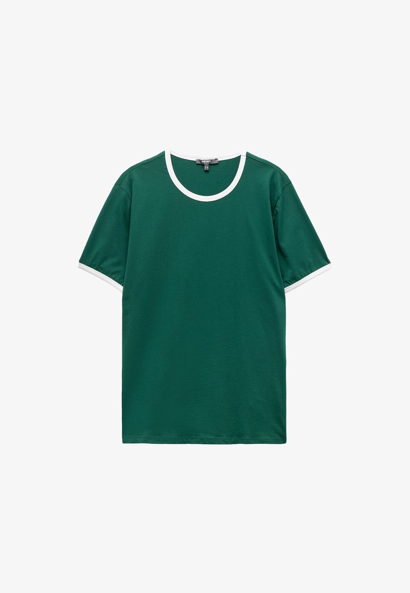 Camiseta de algodón verde con un cuello redondo blanco y bordes de manga a juego. Presenta un ajuste clásico y una textura suave. Diseño sencillo.