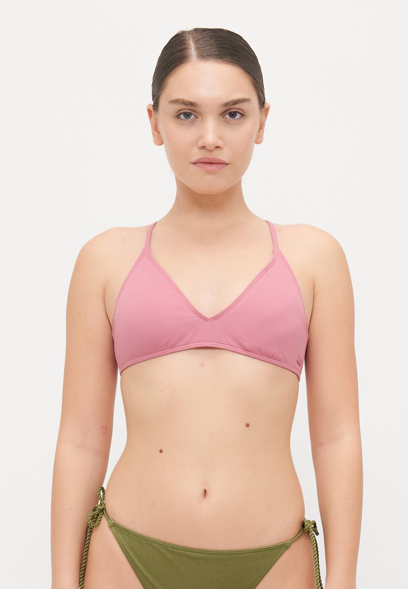 Bikini gornji dio u obliku ružičastog trokuta s tankim trakama, uparen s maslinasto zelenim bikini donjim dijelom s vezanjem sa strane. Glatka, elastična tkanina.