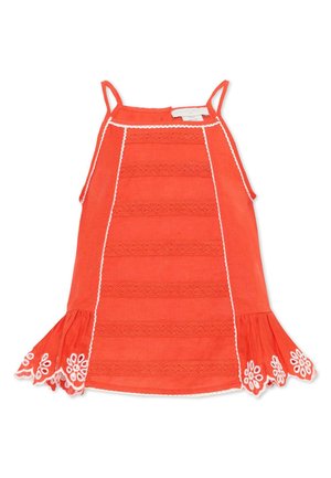 Vestido rojo sin mangas con tirantes finos, paneles horizontales de encaje, ribete blanco festoneado y bordados florales en los bordes acampanados del dobladillo.
