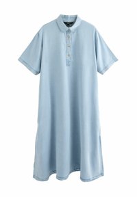 Robe en denim bleu clair avec un col à revers, des manches courtes et une fermeture à boutons sur le devant. Elle présente une coupe décontractée et des fentes sur les côtés.