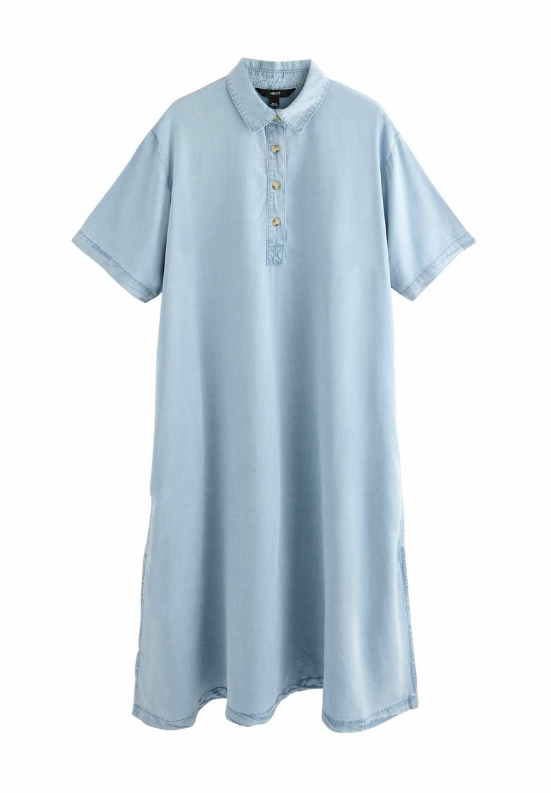 Robe en denim bleu clair avec un col à revers, des manches courtes et une fermeture à boutons sur le devant. Elle présente une coupe décontractée et des fentes sur les côtés.