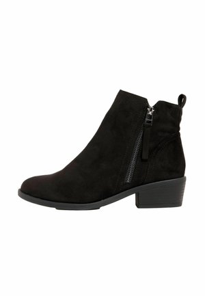 Schwarzer Wildleder-Knöchelstiefel mit niedrigem Blockabsatz, seitlichem Reißverschluss und Zuglasche hinten.
