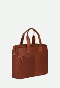 Bruine leren laptoptas met twee bovenhandvaten en een voorzak met rits. Heeft stikselaccenten en een strakke rechthoekige vorm.