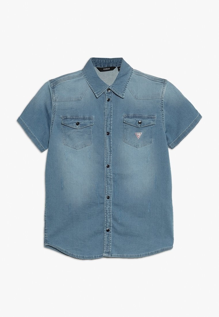 Chemise en denim bleu clair à manches courtes avec col, boutons devant et deux poches poitrine, dont l'une ornée d'un petit écusson Guess triangulaire.