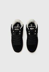 Un par de zapatillas FILA negras con forro interior blanco, cordones negros y suelas blancas, vistas desde arriba sobre un fondo blanco.