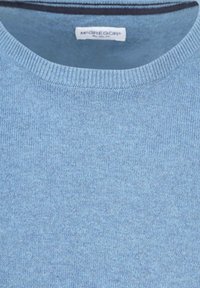 Hellblauer gestrickter Pullover mit einem gerippten Rundhalsausschnitt. Glatte Textur mit dezenten Farbvariationen. Markenetikett innen sichtbar.