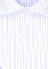 Camicia a righe blu e bianche con colletto, dotata di un bottone bianco al centro e una texture di tessuto liscia.