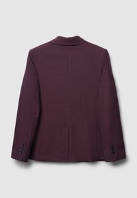 Burgunderfarbenes Blazer mit Streifenmuster, der ein Reverskragen, einen einzelnen Schlitz und schwarze Knopfakzente an den Manschetten aufweist. Glattes Material mit strukturiertem Design.