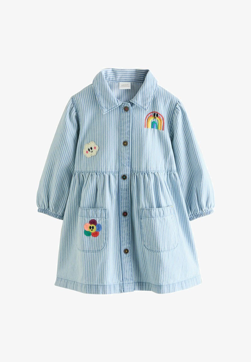 Vestido de rayas azul claro con cuello de solapa, cierre de botones y mangas abullonadas. Presenta bordados de arcoíris y nubes, y dos bolsillos delanteros.