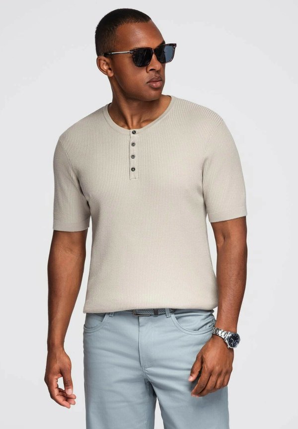 AT THE NECKLINE - T-Shirt basic