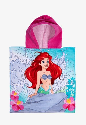Asciugamano con cappuccio caratterizzato da un cappuccio rosa e un design ad acquerello di una sirena con lunghi capelli rossi, circondata da onde e fiori tropicali.