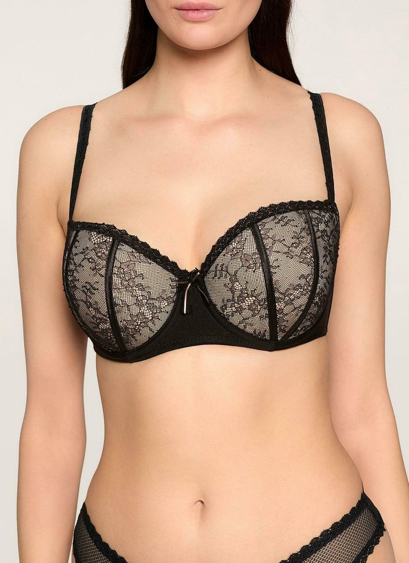 Czarny biustonosz z koronkowymi miseczkami i drutami, z kwiatowym wzorem, regulowanymi ramiączkami i falbankami. Posiada centralną kokardkę i metalowy akcent.