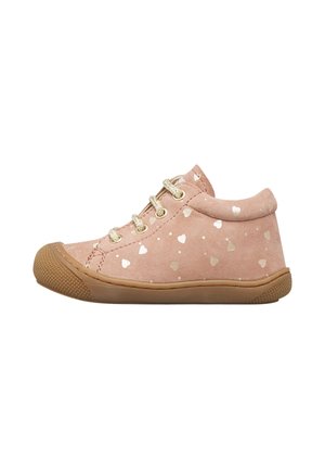 Scarpa in camoscio rosa per bambino piccolo con motivi a cuore beige, lacci beige e suola e puntale in gomma marrone, vista laterale.