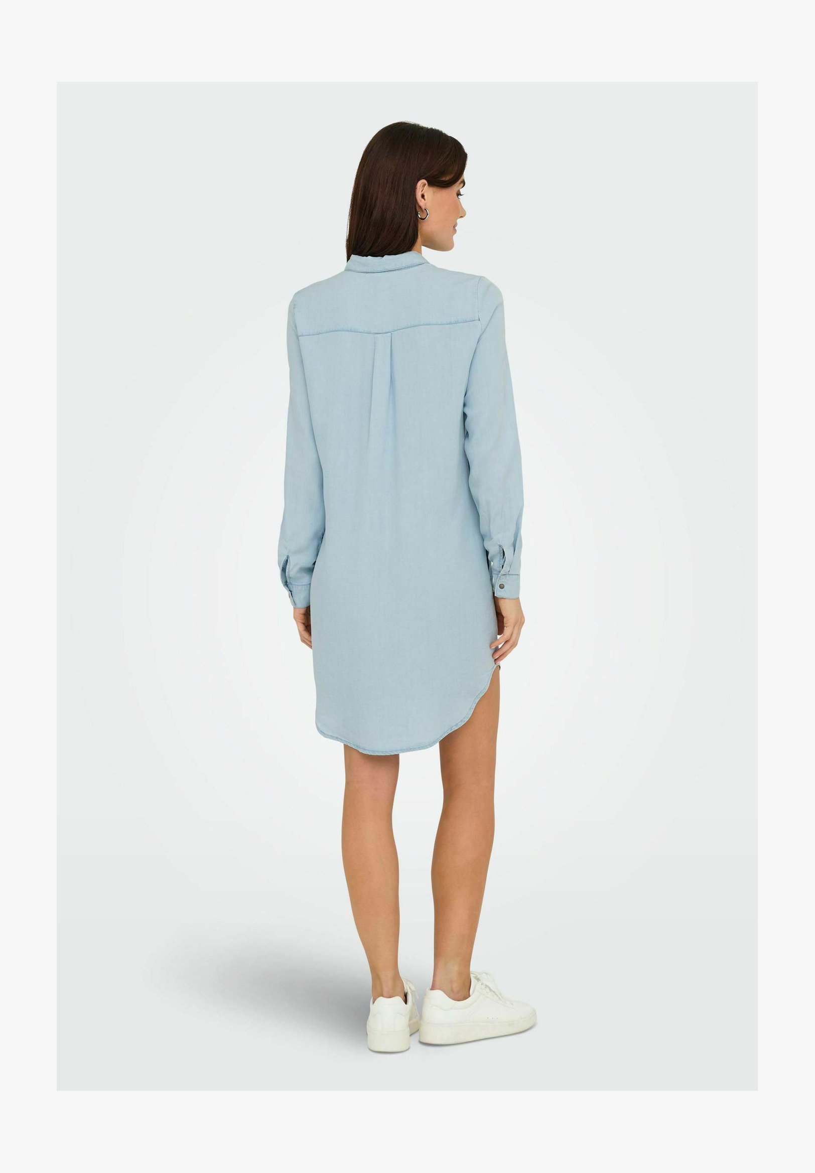 ONLY Onllucinda: L’abito Camicia Con Rose Che Ti Fa Sentire Bella E Comoda, Perfetto Per Ogni Occasione!