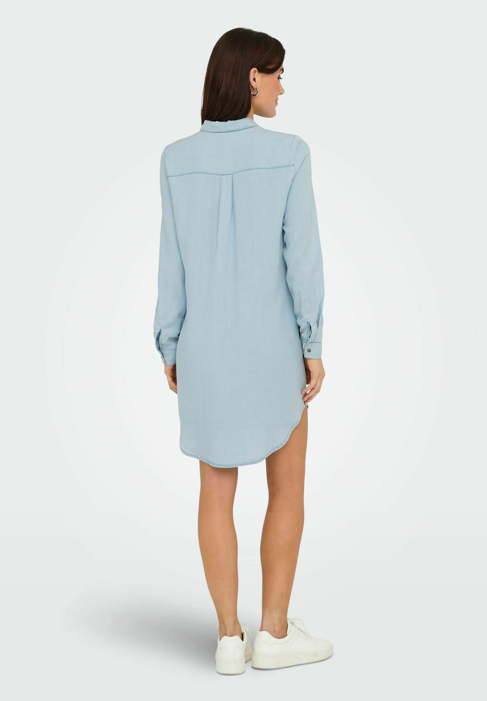 ONLY Onllucinda: L’abito Camicia Con Rose Che Ti Fa Sentire Bella E Comoda, Perfetto Per Ogni Occasione!