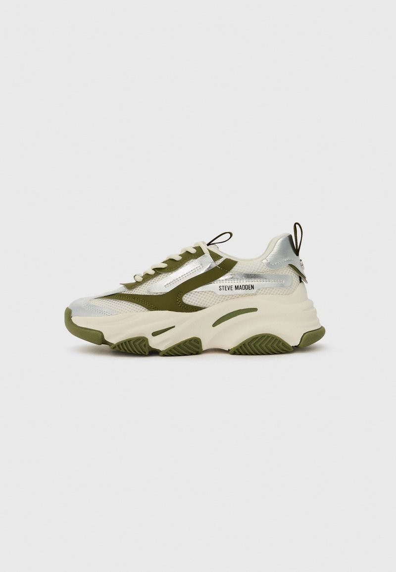 Kraftige sneakers i hvid og olivengrøn. Meshstof med sølvaccentuer, tykk sål og en trækstrop ved hælen for nem påtagning.
