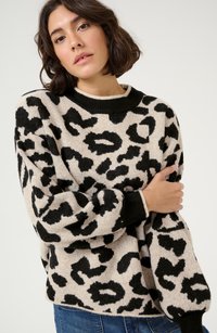 Maglione con stampa leopardo in beige con accenti neri, caratterizzato da un colletto nero a costine e maniche oversize, realizzato in un materiale lavorato a maglia testurizzato.