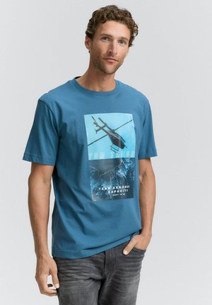 Turkooise katoenen T-shirt met een grafische print van een helikopter en water met tekst, korte mouwen en een relaxte pasvorm.