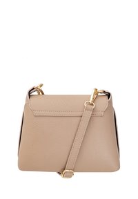 Borsa a tracolla in pelle beige con design strutturato, dettagli in metallo dorato e una sola cinghia regolabile. Presenta una chiusura a patta e una superficie texturizzata.