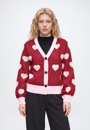 Never Fully Dressed, BURGUNDY HEARTS CARDIGAN - Gilet - red