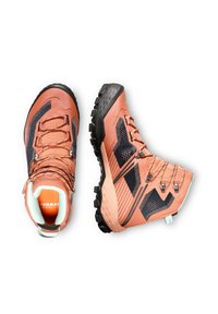 Waterdichte wandelschoenen in koraal en zwart met een gestructureerde synthetische bovenkant, versterkte neus en duurzame rubberen buitenzool voor grip.