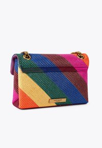 Borsa multicolore realizzata in tessuto decorato con dettagli in oro. Presenta strisce diagonali in tonalità vivaci e una chiusura a pattina magnetica.