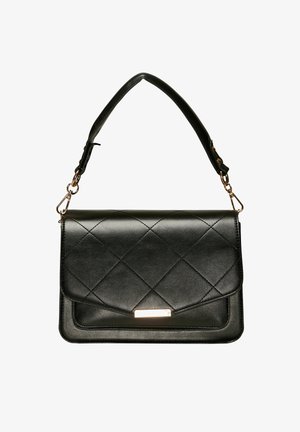 Zwart gewatteerd leren handtas met klepsluiting, gouden sluiting en een korte, gewatteerde handgreep bevestigd met gouden ringen.