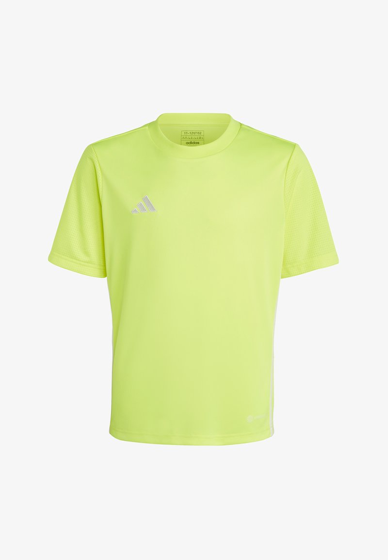 Camisa atlética de manga corta en un brillante verde lima con cuello redondo, que presenta una tela texturizada y un pequeño logotipo plateado de Adidas.