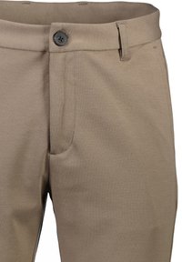 Pantaloni beige realizzati in tessuto texturizzato. Presentano una chiusura a un bottone, passanti per la cintura e tasche laterali. Design pulito e sartoriale.
