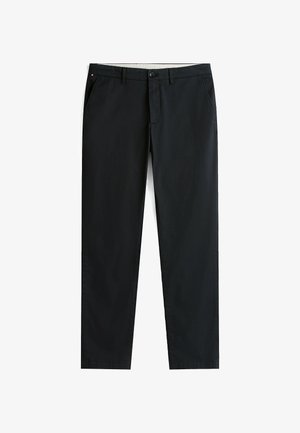 Zwarte pantalons met een rechtlopende pasvorm, gemaakt van een katoenmix. Voorzien van zakken aan de voorkant en een knoopsluiting. Gladde textuur.