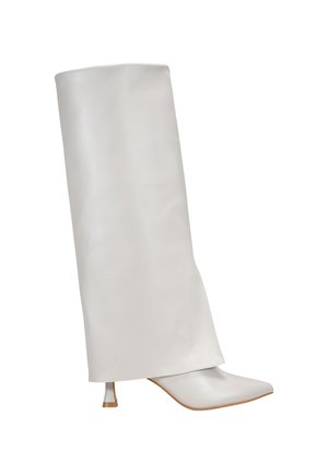 Bota de cuero blanca hasta la rodilla con punta afilada y tacón bajo de tipo kitten, mostrada de lado sobre un fondo blanco.