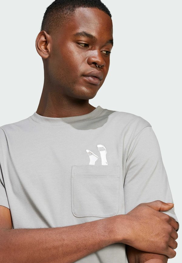 LOUNGE GRAPHIC POCKET - Basic T-shirt2