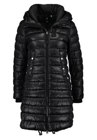 Doudoune noire avec fermeture éclair à l'avant, capuche et poches latérales. Présente une texture matelassée et un ourlet à cordon de serrage pour un ajustement réglable.