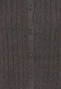Brązowa dzianina z pionowym wzorem splotu kablowego i rzędami czterech czarnych guzików wzdłuż środka.