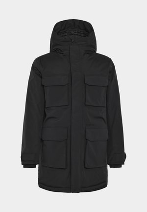 Schwarze isolierte Parka mit Kapuze, ausgestattet mit vier großen Fronttaschen, einem Reißverschluss und Handgelenkriemen für einen sicheren Sitz. Glatte, matte Textur.