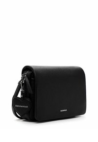 Bolso de hombro de cuero negro con un acabado texturizado, que presenta un cierre de solapa y un charm en forma de corazón con el nombre de la marca.