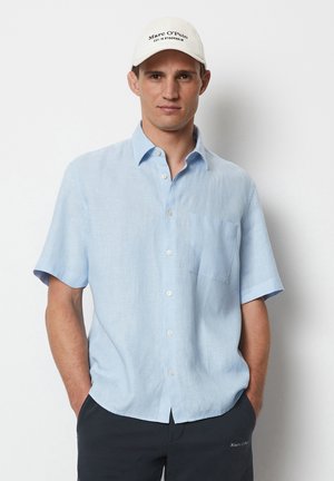 Himmelblaues Kurzarmshirt mit button-down Kragen und einer Brusttasche. Hergestellt aus einem weichen, strukturierten Stoff.