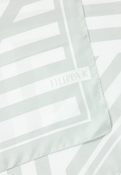 Υφασμα ανοιχτού γκρι και λευκού με γεωμετρικό μοτίβο και την επιγραφή «FILIPPA K» κοντά στη ραφή στην γωνία.