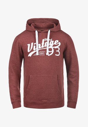 Burgunderfarget hettegenser laget av bomullsmiks, med et hvitt vintage trykk og snor i hetta. Frontlomme av kenguru-type og ribbestrikket kant.