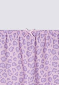 Pantaloni corti da pigiama lavanda con un motivo a stampa leopardata a cuori rosa. Vita elastica con un nastro coordinato legato davanti. Tessuto morbido e leggero.
