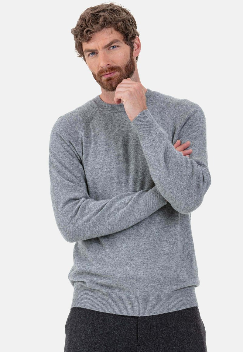 Grauer Strickpullover mit rundem Ausschnitt, gerippten Bündchen und Saum. Weiche Textur, mit einer figurbetonten Passform und langen Ärmeln.