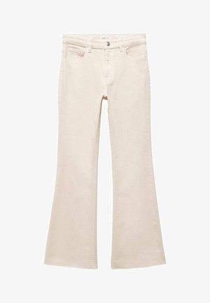 Pantalones vaqueros acampanados color crema con cinco bolsillos, botón y cremallera delanteros, y un acabado suave con textura ligera.