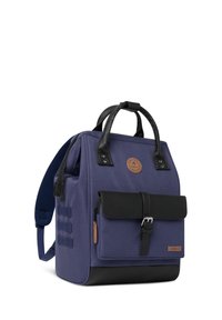 Marineblauwe stoffen rugzak met zwarte leren accenten, gestructureerde vorm, bovenhandvatten, verstelbare blauwe schouderbanden en een voorflapzak.